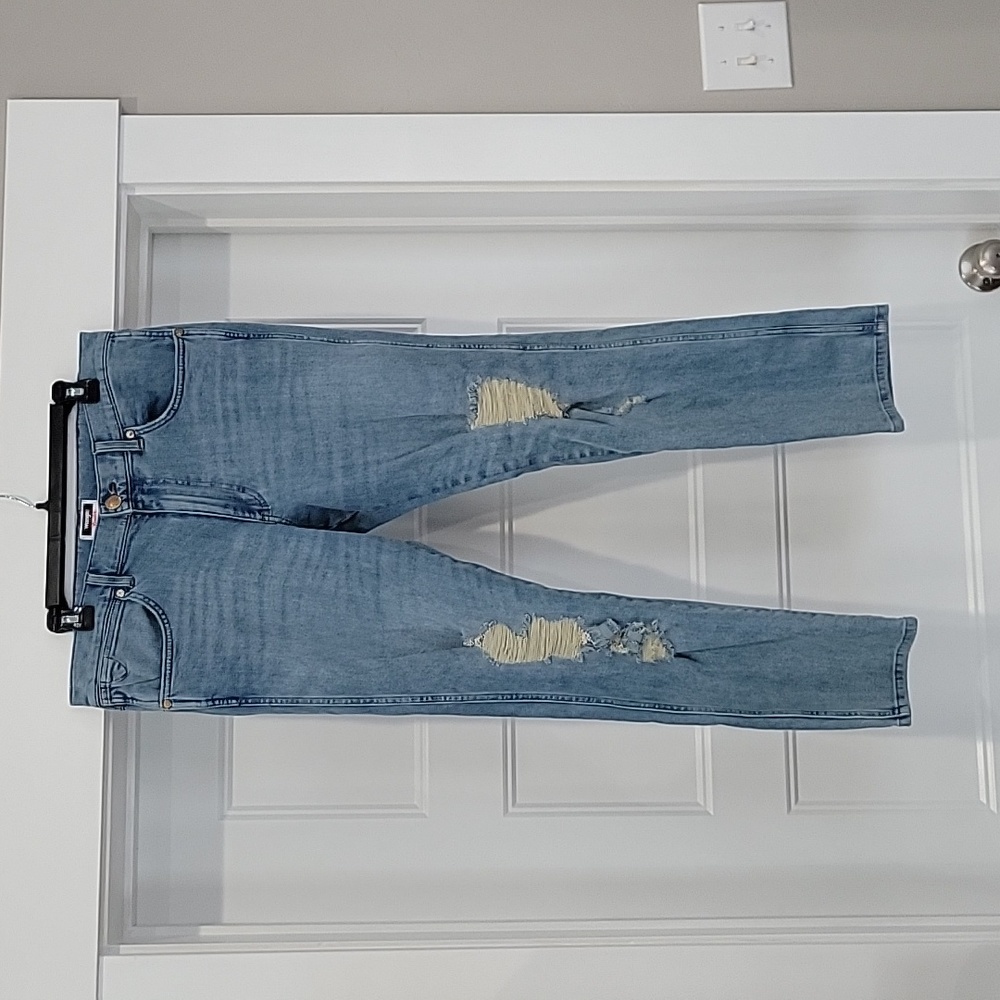 EUC Wrangler × Fender Distressed Jeans